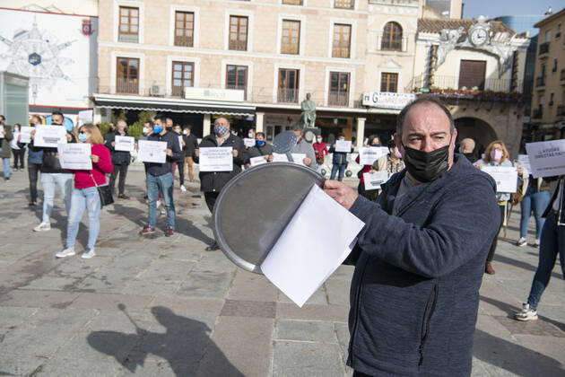 A man belonging to the hospitality sector rattles a tray as a sign of protest in the Plaza Mayor Ciudad Real, in Ciudad Real, Castilla-La Mancha, (Spain), February 5, 2021. With the slogan, Let s save the hotel and catering industry , hoteliers have rallied to demand a change in the measures imposed on the sector by the Covid-19 health crisis. This comes a day after the meeting of the president of the Popular Party of Castilla-La Mancha with the president of the Community of Madrid who has claimed the head of the regional executive, the immediate opening of the hospitality industry in Castilla-La Mancha, with a model similar to that of the Community of Madrid . According to him, it is important to bet for the use of the mask, the respect Copyright: xEusebioxGarciaxdelxCastillox 3549356