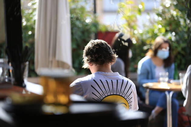 Several people on a terrace of the bar El Viajero , in the neighborhood of La Latina, in Madrid (Spain), on February 5, 2021. Since Tuesday, a plaque pays tribute to the bar El Viajero , in La Latina, representing all the anonymous cafes and bars that are fragments of the history of Madrid , in the words of the delegate of Culture, Tourism and Sport Andrea Levy. 5 FEBRUARY 2021;THE TRAVELLER;LA LATINA;MADRID;HOTEL AND CATERING;CAFE;BAR;CATERING Tamara Rozas LagenciaEP 02 05 2021 MADRID MADRID Spain Copyright: xTamaraxRozasx 3549932