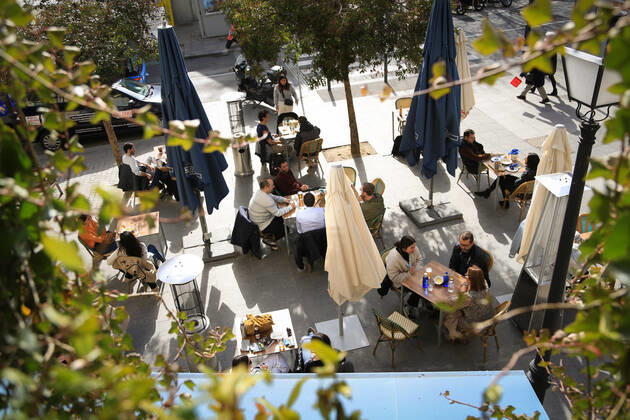Several people on the terrace of a bar in the center of Madrid (Spain), on February 5, 2021. The Community of Madrid extends from Friday the number of people who can share a table on the terraces, which goes from four to a maximum of six, while maintaining the limit of four inside the establishments, and continues to suspend the bar service. The increase in the maximum number of diners on the terraces has been published Friday in the Official Gazette of the Community of Madrid (BOCM) with effect from the same day of publication. 5 FEBRUARY 2021;COMMUNITY OF MADRID;HOSPITALITY;CORONAVIRUS;TERRACES;BARS;ECONOMY;VIRUS Tamara Rozas LagenciaEP 02 05 2021 MADRID MADRID Spain Copyright: xTamaraxRozasx 3549948