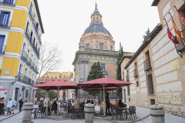 Several people on the terrace of a bar in the center of Madrid (Spain), on February 5, 2021. The Community of Madrid extends from Friday the number of people who can share a table on the terraces, which goes from four to a maximum of six, while maintaining the limit of four inside the establishments, and continues to suspend the bar service. The increase in the maximum number of diners on the terraces has been published Friday in the Official Gazette of the Community of Madrid (BOCM) with effect from the same day of publication. 5 FEBRUARY 2021;COMMUNITY OF MADRID;HOSPITALITY;CORONAVIRUS;TERRACES;BARS;ECONOMY;VIRUS Tamara Rozas LagenciaEP 02 05 2021 MADRID MADRID Spain Copyright: xTamaraxRozasx 3550096