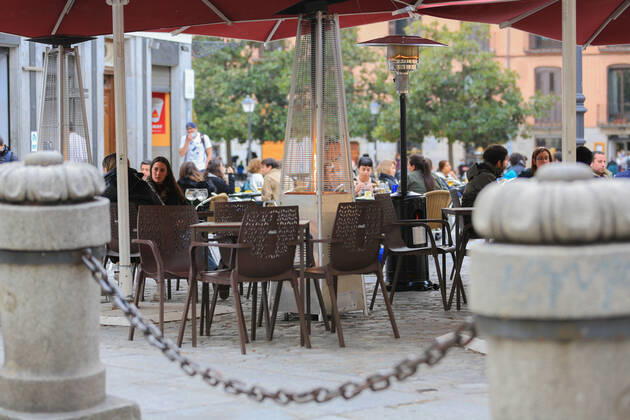 Several people on the terrace of a bar in the center of Madrid (Spain), on February 5, 2021. The Community of Madrid extends from Friday the number of people who can share a table on the terraces, which goes from four to a maximum of six, while maintaining the limit of four inside the establishments, and continues to suspend the bar service. The increase in the maximum number of diners on the terraces has been published Friday in the Official Gazette of the Community of Madrid (BOCM) with effect from the same day of publication. 5 FEBRUARY 2021;COMMUNITY OF MADRID;HOSPITALITY;CORONAVIRUS;TERRACES;BARS;ECONOMY;VIRUS Tamara Rozas LagenciaEP 02 05 2021 MADRID MADRID Spain Copyright: xTamaraxRozasx 3550100