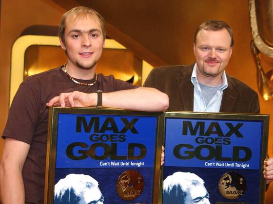 Goldene Schallplatte für Max Max und Stefan Raab erhalten goldene Schallplatte für 150.000 verkaufte Tontraeger seines Songs Can t wait until Tonight den Song mit dem Max am 15. Mai fuer Deutschland beim Eurovision Song Contest fuer auftreten wird Fototermin TV Total Studio Koeln Muehlheim 27.04.04 Photo:Christopher Adolph Copyright: xEventpressxAdolphx