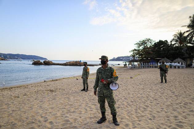 News Bilder des Tages Mexican Army soldiers guard an empty beach, in Acapulco, state of Guerrero, Mexico, 05 February 2021. Mexico reported 13,051 new infections by covid-19 in the last 24 hours, for a total of 1,912,871 confirmed infections, the Ministry of Health said this Friday. Mexico adds 13,051 new infections per covid-19 and exceeds 1.91 million !ACHTUNG: NUR REDAKTIONELLE NUTZUNG!  Copyright: xDAVIDxGUZMANxGONZALEZx MEX4627 20210206-637481809079801166