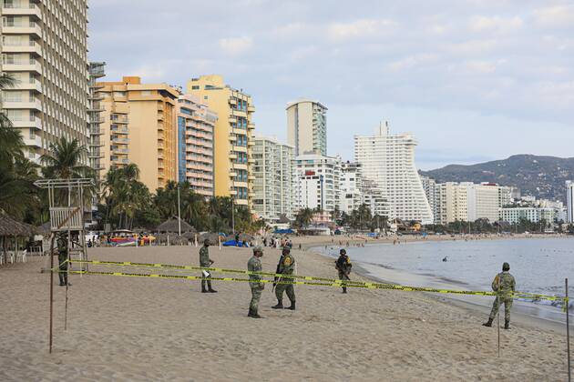 Mexican Army soldiers guard an empty beach, in Acapulco, state of Guerrero, Mexico, 05 February 2021. Mexico reported 13,051 new infections by covid-19 in the last 24 hours, for a total of 1,912,871 confirmed infections, the Ministry of Health said this Friday. Mexico adds 13,051 new infections per covid-19 and exceeds 1.91 million !ACHTUNG: NUR REDAKTIONELLE NUTZUNG!  Copyright: xDAVIDxGUZMANxGONZALEZx MEX4623 20210206-637481809100738669