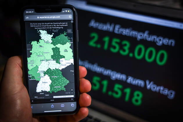 Coronavirus in Deutschland - COVID-19 Impfungen -Dashboard 05.02.2021: Esri Deutschland GmbH auf Basis des Digitalen Impfquotenmonitoring zur COVID-19-Impfung des RKI - Anzahl Erstimpfungen: 2.153.000 Veränderungen zum Vortag: 51.518 Anzahl Zweitimpfungen: 834.398 Veränderungen zum Vortag: 65.070 Datenstand vom 05.02.2021.