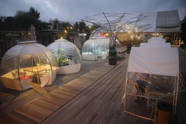 Bilder des Jahres 2021, News 02 Februar News Themen der Woche KW05 News Bilder des Tages (210205) -- JERUSALEM, Feb. 5, 2021 -- People sit in an outdoor dining bubble amid the COVID-19 pandemic in Jerusalem, on Feb. 5, 2021. (Photo by Xinhua) MIDEAST-JERUSALEM-COVID-19-DINING BUBBLE MuammarxAwad 