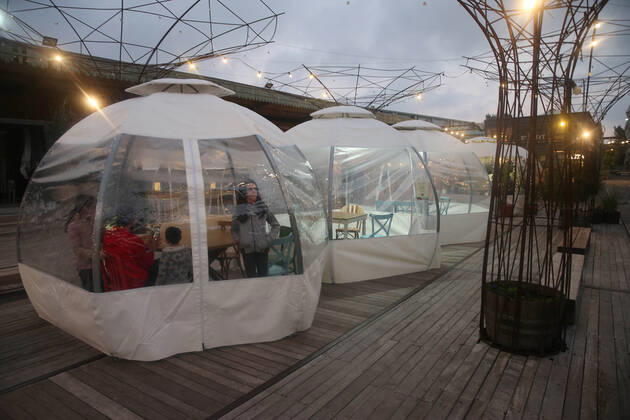 (210205) -- JERUSALEM, Feb. 5, 2021 -- People sit in an outdoor dining bubble amid the COVID-19 pandemic in Jerusalem, on Feb. 5, 2021. (Photo by Xinhua) MIDEAST-JERUSALEM-COVID-19-DINING BUBBLE MuammarxAwad 