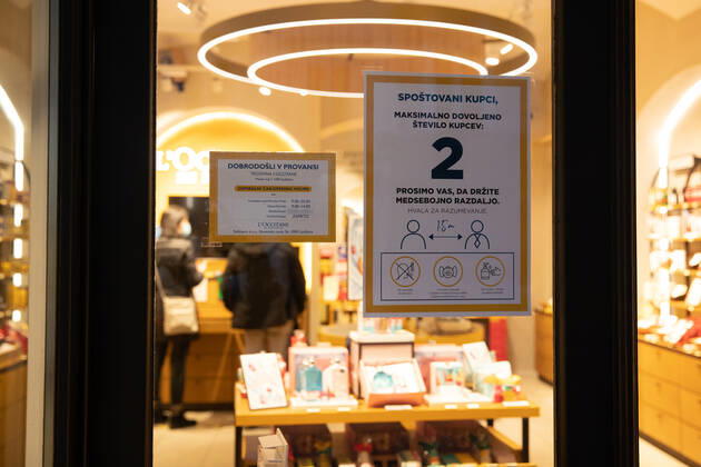 (210206) -- LJUBLJANA, Feb. 6, 2021 -- A notice reminding people to keep social distance is seen on a store door in Ljubljana, Slovenia, Feb. 5, 2021. More services will be available to Slovenians as the government announced on Friday relaxation of restrictive measures imposed to contain the coronavirus. Slovenia on Friday registered 959 new COVID-19 cases, taking the national tally of confirmed cases to 172,209, according to the National Institute of Public Health. ) SLOVENIA-COVID-19-CASES PengxLijun 