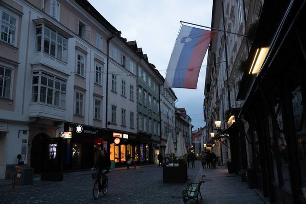 (210206) -- LJUBLJANA, Feb. 6, 2021 -- Pedestrians are seen on the street in Ljubljana, Slovenia, Feb. 5, 2021. More services will be available to Slovenians as the government announced on Friday relaxation of restrictive measures imposed to contain the coronavirus. Slovenia on Friday registered 959 new COVID-19 cases, taking the national tally of confirmed cases to 172,209, according to the National Institute of Public Health. ) SLOVENIA-COVID-19-CASES PengxLijun 