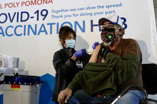 (210206) -- POMONA, Feb. 6, 2021 () -- A health care worker administers a dose of COVID-19 vaccine to a recipient at a new vaccination site in the California Polytechnic State University in Pomona, Los Angeles County, California, the United States, Feb. 5, 2021. Another large-scale COVID-19 vaccination site opened to the public at the parking structure of California Polytechnic State University in Pomona on Friday, aimed at providing vaccines to particularly vulnerable residents, beginning with those aged 75 and over. () U.S.-CALIFORNIA-COVID-19-EXTRA VACCINATION SITE Xinhua 
