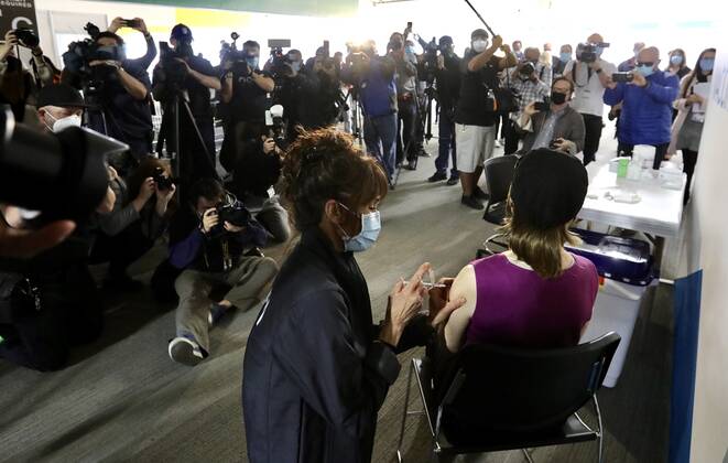 (210206) -- POMONA, Feb. 6, 2021 () -- A health care worker administers a dose of COVID-19 vaccine to a recipient at a new vaccination site in the California Polytechnic State University in Pomona, Los Angeles County, California, the United States, Feb. 5, 2021. Another large-scale COVID-19 vaccination site opened to the public at the parking structure of California Polytechnic State University in Pomona on Friday, aimed at providing vaccines to particularly vulnerable residents, beginning with those aged 75 and over. () U.S.-CALIFORNIA-COVID-19-EXTRA VACCINATION SITE Xinhua 