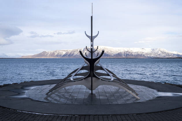 Sólfarið (Sonnenfahrt) - Skultur von Jón Gunnar Árnason mit Blick auf die Esja in Reykjavik. Sólfarið (Sun Journey) - Skultur by Jón Gunnar Árnason with a view of the Esja in Reykjavik. Sólfarið Sun Voyager Sonnenfahrt