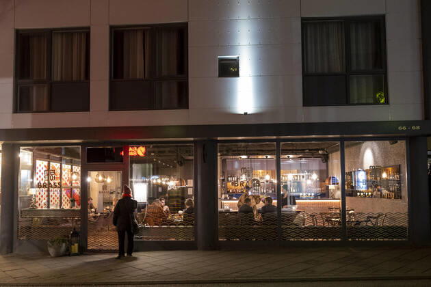 Besucher im Restaurant Kitchen & Brass in Reykjavik. Restaurants dürfen für eine bestimmte Anzahl von Gästen auf Island geöffnet haben. Auf Island gibt es nur wenige Corona-Einschränkungen. Aufgrund der sehr niedrigen Fallzahlen, dürfen ab kommenden Montag auch Clubs und Bars wieder öffnen. In Geschäften gilt eine Maskenpflicht. Visitors at Kitchen & Brass in Reykjavik. Restaurants are allowed to be open for a certain number of guests in Iceland. There are few Corona restrictions in Iceland. Due to very low case numbers, clubs and bars are also allowed to reopen from next Monday. Masks are compulsory in shops. Geöffnete Restaurants in Reykjavik