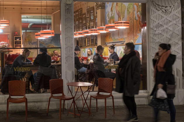 Besucher im The Laundromat Cafe in Reykjavik. Restaurants dürfen für eine bestimmte Anzahl von Gästen auf Island geöffnet haben. Auf Island gibt es nur wenige Corona-Einschränkungen. Aufgrund der sehr niedrigen Fallzahlen, dürfen ab kommenden Montag auch Clubs und Bars wieder öffnen. In Geschäften gilt eine Maskenpflicht. Visitors at The Laundromat Cafe in Reykjavik. Restaurants are allowed to be open for a certain number of guests in Iceland. There are few Corona restrictions in Iceland. Due to very low case numbers, clubs and bars are also allowed to reopen from next Monday. Masks are compulsory in shops. Geöffnete Restaurants in Reykjavik