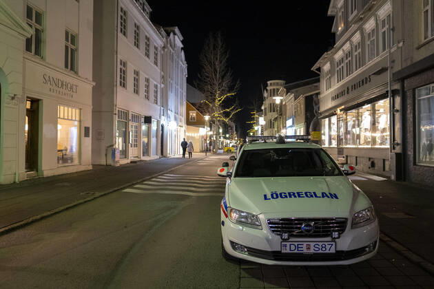 Streifen wagen der isländischen Polizei auf dem Laugavegur. Restaurants dürfen auch in Corona-Pandemie geöffnet sein. Die Polizei kontrolliert in der Innenstadt von Reykjavik an Wochenenden verstärkt die Einhaltung der Corona-Schutzmaßnahmen: Abstandsregeln, Maseknpflicht in Geschäften und die Anzahl anwesender Personen, sowie die Sperrstunde um 22 Uhr. Icelandic police patrol cars on Laugavegur. Restaurants are allowed to be open even in Corona pandemic. Police in downtown Reykjavik are stepping up their enforcement of Corona protection measures on weekends: Distance rules, compulsory masquerading in shops and the number of people present, as well as the 10 p.m. curfew. Streifenwagen der Polizei in Reykjavik