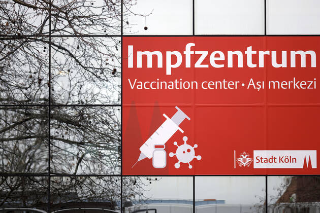 Das Kölner Impfzentrum in den Hallen der Koelnmesse soll am Montag, den 8 Februar 2021 eröffnen. Zuerst werden dort nun die Über-80-Jährigen geimpft vorausgesetzt sie haben einen der Impftermine bekommen. Aufgrund der Verzögerung bei den Impfstoff-Lieferungen der Hersteller Biontech und Pfizer musste der Impfstart in NRW verschoben werden. Köln, 05.02.2021