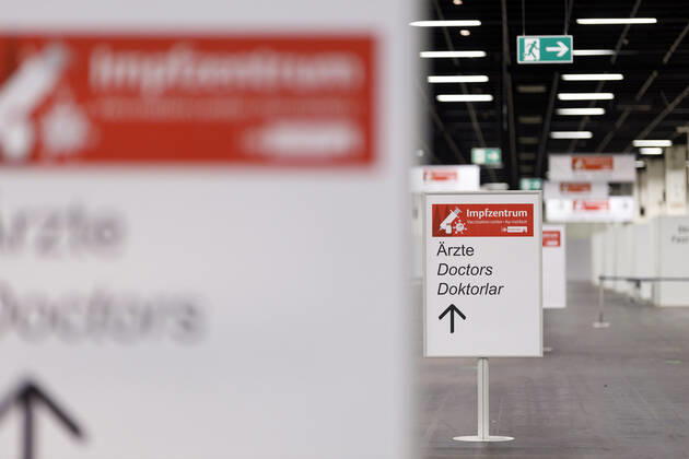 Das Kölner Impfzentrum in den Hallen der Koelnmesse soll am Montag, den 8 Februar 2021 eröffnen. Zuerst werden dort nun die Über-80-Jährigen geimpft vorausgesetzt sie haben einen der Impftermine bekommen. Aufgrund der Verzögerung bei den Impfstoff-Lieferungen der Hersteller Biontech und Pfizer musste der Impfstart in NRW verschoben werden. Köln, 05.02.2021