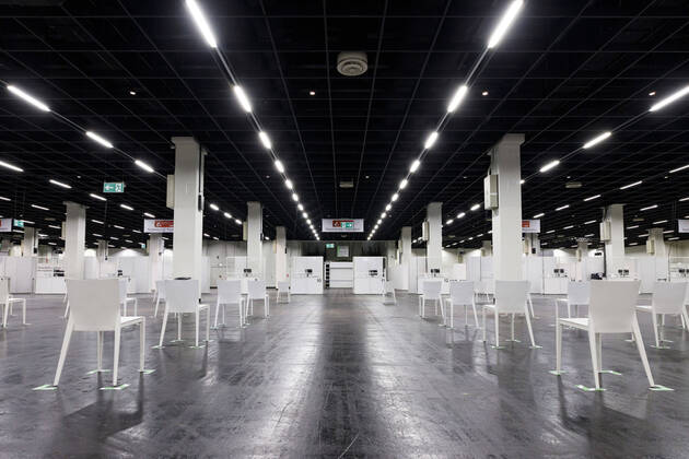Das Kölner Impfzentrum in den Hallen der Koelnmesse soll am Montag, den 8 Februar 2021 eröffnen. Zuerst werden dort nun die Über-80-Jährigen geimpft vorausgesetzt sie haben einen der Impftermine bekommen. Aufgrund der Verzögerung bei den Impfstoff-Lieferungen der Hersteller Biontech und Pfizer musste der Impfstart in NRW verschoben werden. Köln, 05.02.2021