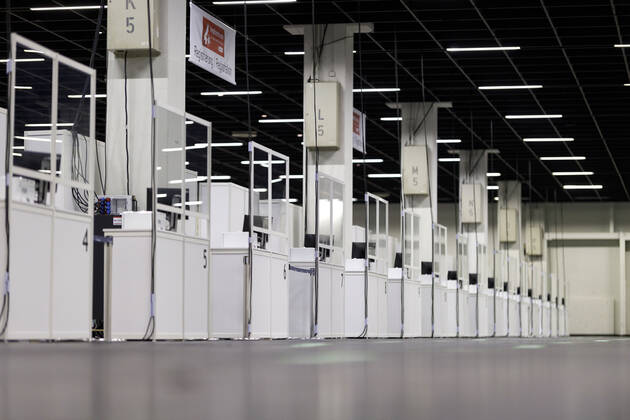 Das Kölner Impfzentrum in den Hallen der Koelnmesse soll am Montag, den 8 Februar 2021 eröffnen. Zuerst werden dort nun die Über-80-Jährigen geimpft vorausgesetzt sie haben einen der Impftermine bekommen. Aufgrund der Verzögerung bei den Impfstoff-Lieferungen der Hersteller Biontech und Pfizer musste der Impfstart in NRW verschoben werden. Köln, 05.02.2021