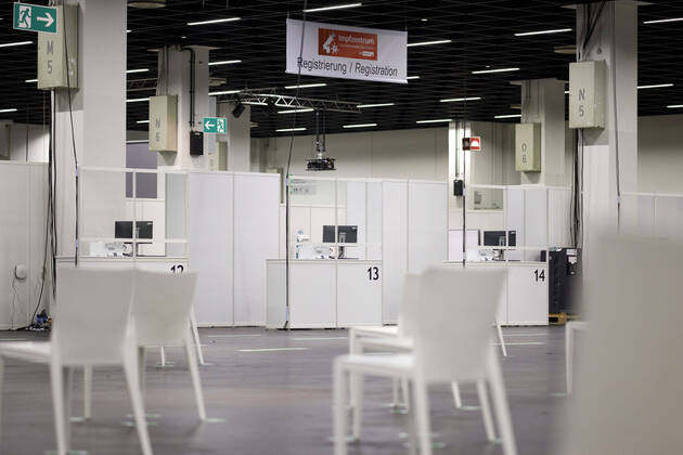 Das Kölner Impfzentrum in den Hallen der Koelnmesse soll am Montag, den 8 Februar 2021 eröffnen. Zuerst werden dort nun die Über-80-Jährigen geimpft vorausgesetzt sie haben einen der Impftermine bekommen. Aufgrund der Verzögerung bei den Impfstoff-Lieferungen der Hersteller Biontech und Pfizer musste der Impfstart in NRW verschoben werden. Köln, 05.02.2021
