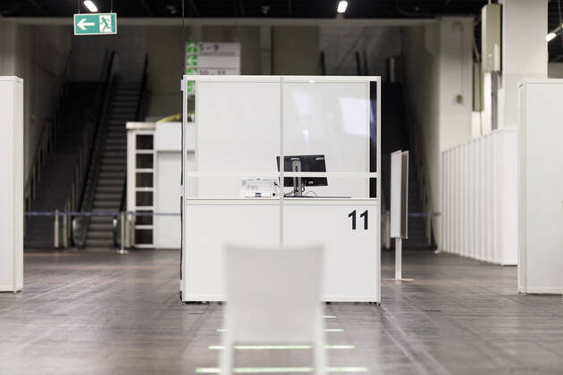 Das Kölner Impfzentrum in den Hallen der Koelnmesse soll am Montag, den 8 Februar 2021 eröffnen. Zuerst werden dort nun die Über-80-Jährigen geimpft vorausgesetzt sie haben einen der Impftermine bekommen. Aufgrund der Verzögerung bei den Impfstoff-Lieferungen der Hersteller Biontech und Pfizer musste der Impfstart in NRW verschoben werden. Köln, 05.02.2021