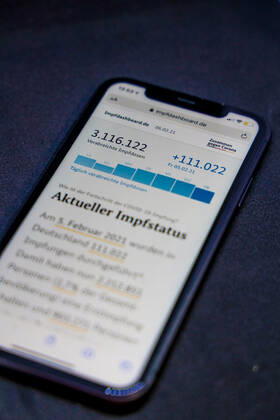 Impfdashboard des Bundesministerium für Gesundheit - Aktueller Impfstatus DEU, Deutschland, Berlin, 06.02.2021: Impfdashboard.de Stand: 06. Februar 2021, 10:15 Uhr, angezeigt auf einem iPhone. Fortschritt der COVIDâ -â 19â -â Impfung.
