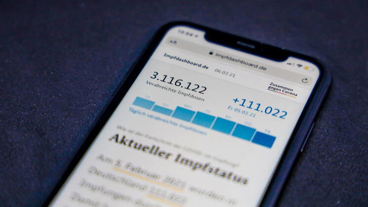 Impfdashboard des Bundesministerium für Gesundheit - Aktueller Impfstatus DEU, Deutschland, Berlin, 06.02.2021: Impfdashboard.de Stand: 06. Februar 2021, 10:15 Uhr, angezeigt auf einem iPhone. Fortschritt der COVIDâ -â 19â -â Impfung.