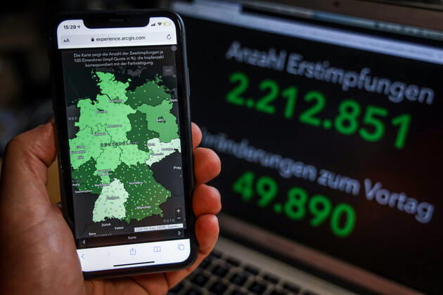 Coronavirus in Deutschland - COVID-19 Impfungen -Dashboard 06.02.2021: Esri Deutschland GmbH auf Basis des Digitalen Impfquotenmonitoring zur COVID-19-Impfung des RKI - Anzahl Erstimpfungen: 2.212.851 Veränderungen zum Vortag: 49.890 Anzahl Zweitimpfungen: 903.271 Veränderungen zum Vortag: 61.132 Datenstand vom 06.02.2021.