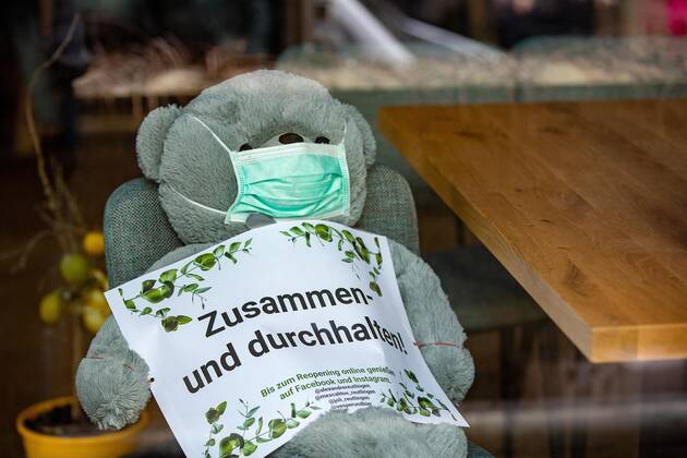 Reutlingen Themenbilder: Reutlingen in Zeit der Corona-Pandemie, 06.02.2021, Themenbilder: Reutlingen in Zeit der Corona-Pandemie, Alexandre Reutlingen, Gastronomie geschlossen, Panda mit Mundschutz, zusammen und durchhalten!, 06.02.2021, Copyright: xEIBNER DROFITSCHx EP_ddh