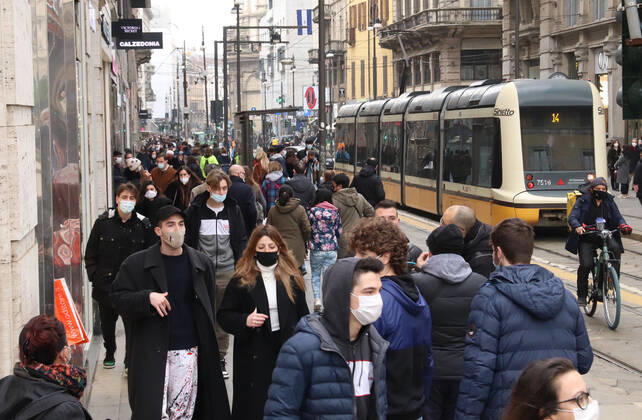 foto ipp clemente marmorino - milano 06 02 2021 - coronavirus covid19 - zona gialla - shopping e assembramenti coronavirus covid19 - zona giall