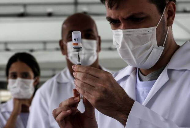 A health worker prepares a shot of Sinovac vaccine in a vaccination center placed at the Samba s Passarela , in Rio de Janeiro, Brazil, 06 February 2021. The sambadrome has been turned into a covid-19 vaccination place for older adults. Rio de Janeiro sambadrome is turned into a vaccination center for older adults !ACHTUNG: NUR REDAKTIONELLE NUTZUNG!  Copyright: xAntonioxLacerdax AME3651 20210206-637482329061226405