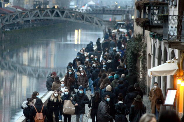 Milan, Saturday yellow zone from coronavirus - Bars open on the canals - Crowd - Movida on the canals Editorial Usage Only  Copyright: xMaurizioxMaulex xIPAx