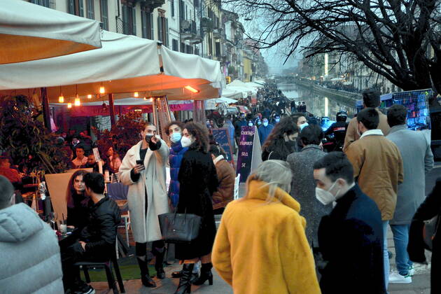 Milan, Saturday yellow zone from coronavirus - Bars open on the canals - Crowd - Movida on the canals Editorial Usage Only  Copyright: xMaurizioxMaulex xIPAx