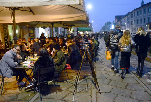 Milan, Saturday yellow zone from coronavirus - Bars open on the canals - Crowd - Movida on the canals Editorial Usage Only  Copyright: xMaurizioxMaulex xIPAx