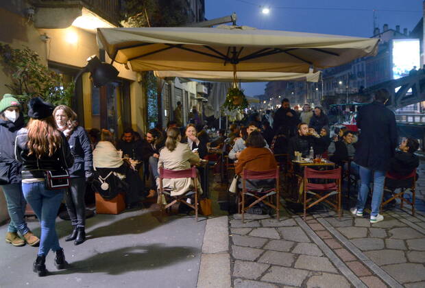 Milan, Saturday yellow zone from coronavirus - Bars open on the canals - Crowd - Movida on the canals Editorial Usage Only  Copyright: xMaurizioxMaulex xIPAx