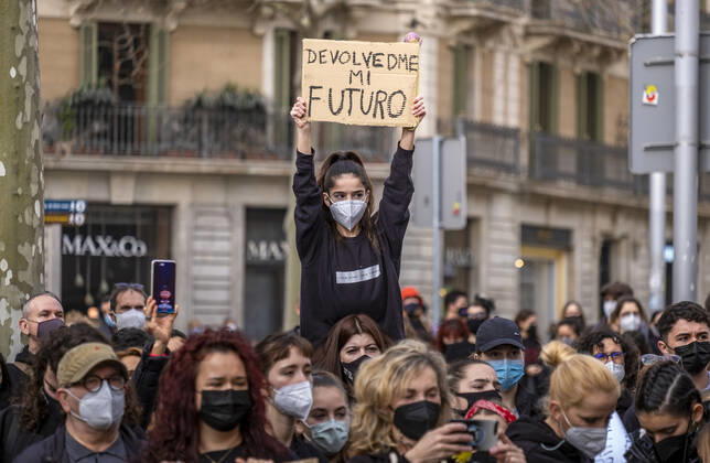 News Bilder des Tages February 6, 2021, Barcelona, Catalonia, Spain: A protester wearing a face mask holds a placard that says give me back my future during the demonstration in Passeig de GrÃ cia..Professionals, teachers and students of the Dance schools have gathered in Passeig de GrÃ cia to demand the suspension of the restrictive measures derived from the Covid infections to recover dance classes and return to work. Barcelona Spain - ZUMAs197 20210206_zaa_s197_126 Copyright: xPacoxFreirex