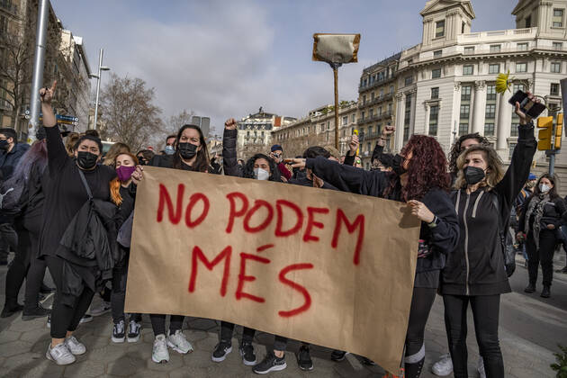 February 6, 2021, Barcelona, Catalonia, Spain: Protesters hold a banner saying we can t take it anymore during the demonstration..Professionals, teachers and students of the Dance schools have gathered in Passeig de GrÃ cia to demand the suspension of the restrictive measures derived from the Covid infections to recover dance classes and return to work. Barcelona Spain - ZUMAs197 20210206_zaa_s197_131 Copyright: xPacoxFreirex
