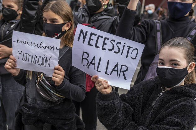 February 6, 2021, Barcelona, Catalonia, Spain: Protesters hold placards during the demonstration in Passeig de GrÃ cia..Professionals, teachers and students of the Dance schools have gathered in Passeig de GrÃ cia to demand the suspension of the restrictive measures derived from the Covid infections to recover dance classes and return to work. Barcelona Spain - ZUMAs197 20210206_zaa_s197_135 Copyright: xPacoxFreirex