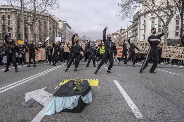 February 6, 2021, Barcelona, Catalonia, Spain: A group of dancers are seen dancing in front of a cardboard coffin that simulates the death of dance during the demonstration..Professionals, teachers and students of the Dance schools have gathered in Passeig de GrÃ cia to demand the suspension of the restrictive measures derived from the Covid infections to recover dance classes and return to work. Barcelona Spain - ZUMAs197 20210206_zaa_s197_136 Copyright: xPacoxFreirex
