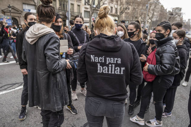 February 6, 2021, Barcelona, Catalonia, Spain: A protester wearing a sweatshirt written on I was born to dance takes part during the demonstration..Professionals, teachers and students of the Dance schools have gathered in Passeig de GrÃ cia to demand the suspension of the restrictive measures derived from the Covid infections to recover dance classes and return to work. Barcelona Spain - ZUMAs197 20210206_zaa_s197_139 Copyright: xPacoxFreirex