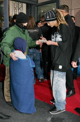 Echo 2006 Copyright: IMAGO. Herrmann 12.03.2006 Thema: Verleihung des Echo 2006 im Estrel Convention Center im Estrel Hotel in Berlin mit den Preistraegern und Gaesten : Tokio Hotel gibt einziges Autogramm an Kind in Decke Copyright: xEventpressxHerrmannx
