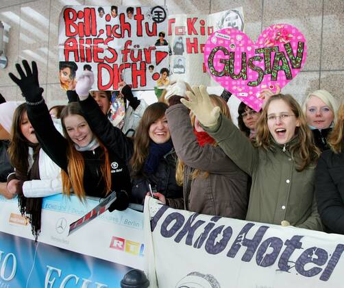 Echo 2006 Copyright: IMAGO. Herrmann 12.03.2006 Thema: Verleihung des Echo 2006 im Estrel Convention Center im Estrel Hotel in Berlin mit den Preistraegern und Gaesten : Warten auf Tokio Hotel die ersten Fans waren schon um 3 Uhr nachts im Hotel Copyright: xEventpressxHerrmannx