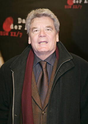 Das Leben der Anderen Copyright: IMAGO. Radke 15.03.2006 Thema: Das Leben der Anderen mit Joachim Gauck Premiere des mit 4 Bayerischen Filmpreisen ausgezeichneten Spielfilmdebuet von Florian Hencke im Cinemaxx Coloseum in Berlin.Mit 15 Vor-Nominierungen fuer kuenstlerische Leistungen in allen Sparten des Filmschaffens gilt er als einer der gro¶en Favoriten fYr die Deutschen Filmpreise 2006. ( Keywords: BERLIN, DIGITAL, 2005, Film, Kino) Copyright: xEventpressxRadkex