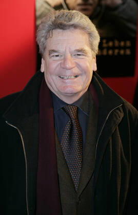 Das Leben der Anderen Copyright: IMAGO. Radke 15.03.2006 Thema: Das Leben der Anderen mit Joachim Gauck Premiere des mit 4 Bayerischen Filmpreisen ausgezeichneten Spielfilmdebuet von Florian Hencke im Cinemaxx Coloseum in Berlin.Mit 15 Vor-Nominierungen fuer kuenstlerische Leistungen in allen Sparten des Filmschaffens gilt er als einer der gro¶en Favoriten fYr die Deutschen Filmpreise 2006. ( Keywords: BERLIN, DIGITAL, 2005, Film, Kino) Copyright: xEventpressxRadkex
