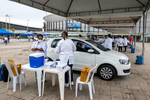 Drive-thru COVID-19 vaccination in Brazil VACCINATION DRIVE THRU - Vaccination against Covid19 of elderly over 90 years of age in the drive thru system in Barra Olympic Park on February 06, 2021. Rio de Janeiro Barra Olympic Park Brazil 5963_228873 Copyright: xChicoxFerreira PentaxPressx