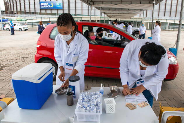 Drive-thru COVID-19 vaccination in Brazil VACCINATION DRIVE THRU - Vaccination against Covid19 of elderly over 90 years of age in the drive thru system in Barra Olympic Park on February 06, 2021. Rio de Janeiro Barra Olympic Park Brazil 5963_228874 Copyright: xChicoxFerreira PentaxPressx