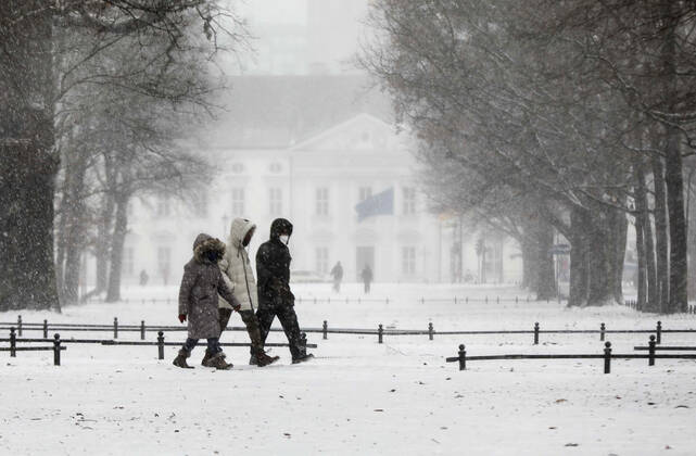 Winter Berlin, DEU, 07.01.2021 - Sapziergaenger mit FFP2 Masken laufen bei starken Schneefall an Schloss Bellevue vorbei. Laut Deutschen Wetterdienst ist in der Mitte Deutschlands mit 15 bis 40 Zentimeter Neuschnee und Schneeverwehungen zu rechnen. Berlin Berlin Deutschland