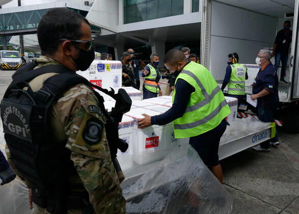 MANAUS, AM - 07.02.2021: MAIS DE 96 MIL VACINAS CHEGAM EM MANAUS - Arrival of over 96,200 doses of the CoronaVac immunizer, at Eduardo Gomes International Airport in Manaus (AM), this Sunday morning (07). In an information note from the Ministry of Health, of the total doses destined for Amazonas, part is related to the Vaccination Operationalization Plan against Covid-19. Another part is the Strategic Fund created with 5% of the total vaccines, used to attend the most serious priority cases of the pandemic and that, at this moment, benefits the Amazon. In the photo, Federal Police agents accompany the loading of vaccines to the truck. x2029543x SandroxPereira