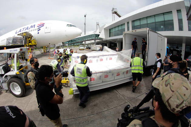 MANAUS, AM - 07.02.2021: MAIS DE 96 MIL VACINAS CHEGAM EM MANAUS - Arrival of over 96,200 doses of the CoronaVac immunizer, at Eduardo Gomes International Airport in Manaus (AM), this Sunday morning (07). In an information note from the Ministry of Health, of the total doses destined for Amazonas, part is related to the Vaccination Operationalization Plan against Covid-19. Another part is the Strategic Fund created with 5% of the total vaccines, used to attend the most serious priority cases of the pandemic and that, at this moment, benefits the Amazon. x2029546x  SandroxPereira