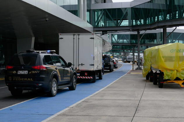MANAUS, AM - 07.02.2021: MAIS DE 96 MIL VACINAS CHEGAM EM MANAUS - Arrival of over 96,200 doses of the CoronaVac immunizer, at Eduardo Gomes International Airport in Manaus (AM), this Sunday morning (07). In an information note from the Ministry of Health, of the total doses destined for Amazonas, part is related to the Vaccination Operationalization Plan against Covid-19. Another part is the Strategic Fund created with 5% of the total vaccines, used to attend the most serious priority cases of the pandemic and that, at this moment, benefits the Amazon. In the photo, a truck with the vaccines escorted by the Federal Police leaves the airport. x2029550x SandroxPereira